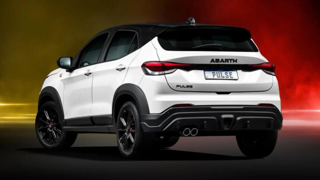 Traseira do Fiat Pulse com fundo em cores da Fiat