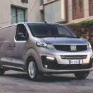 Fiat Scudo 2025 prata na cidade