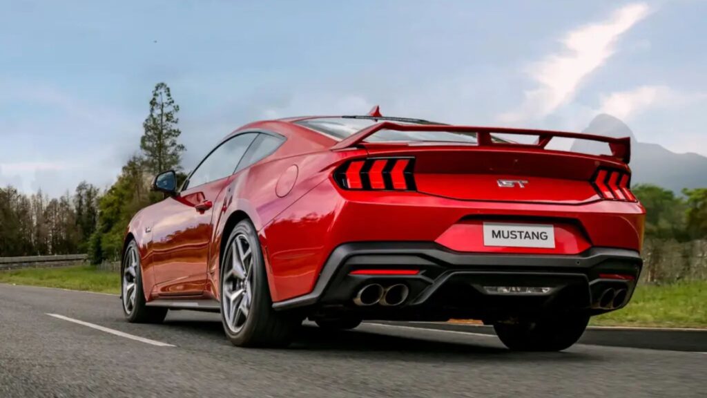 Traseira do Ford Mustang GT Performance 2025 vermelho