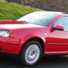 Golf vermelho na estrada