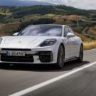 Porsche Panamera branca na estrada