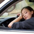 Mulher dormindo no trânsito