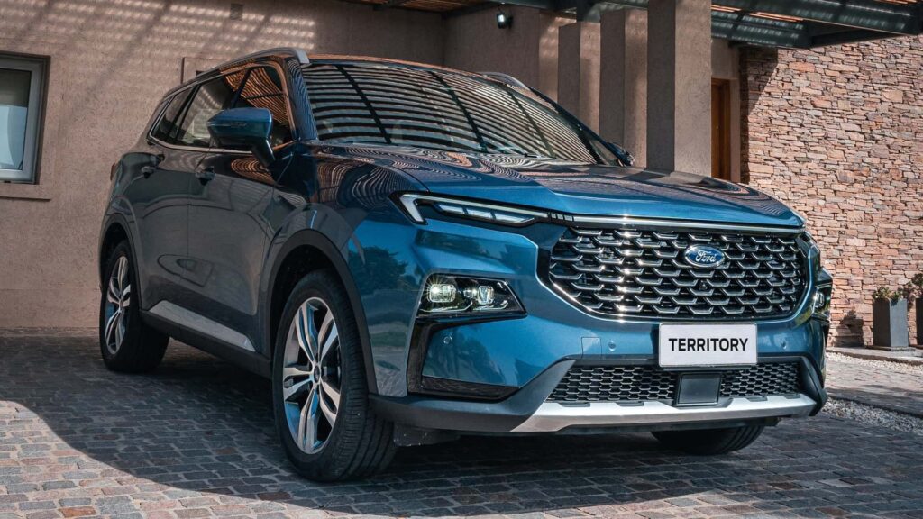 Territory 2025 azul estacionado na garagem