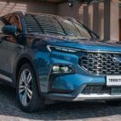 Territory 2025 azul estacionado na garagem