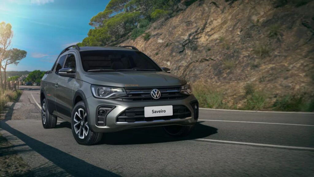 VW Saveiro 2025 parado na estrada