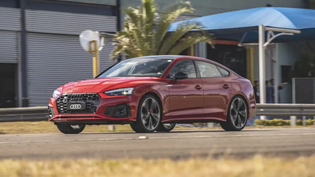 Audi A4 2025 vermelho na estrada.