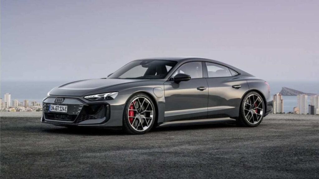 Audi e-tron GT 2025 preto na diagonal