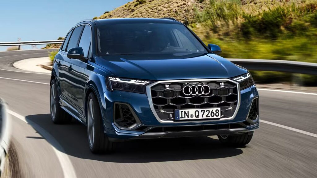 Audi Q7 2025 na estrada.