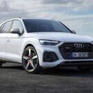 Audi Q8 2025 branco na diagonal.