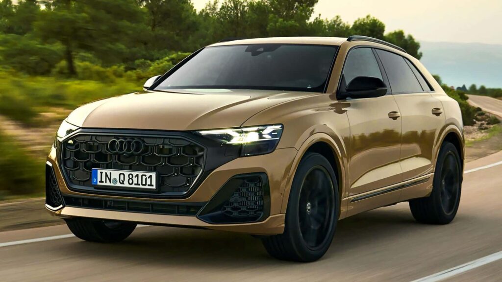 Audi Q8 2025 dourado na estrada.