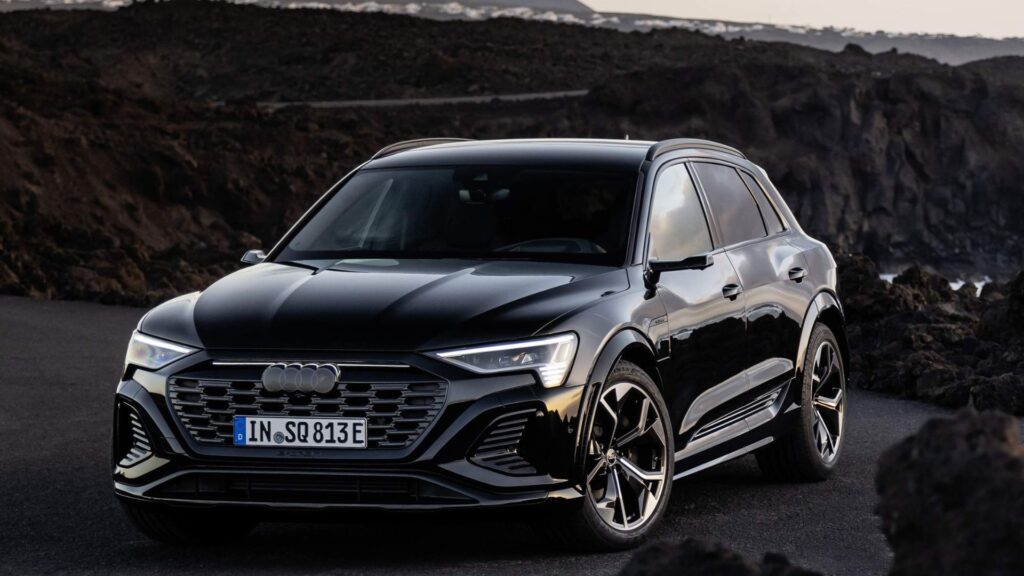 Audi Q8 E-tron 2025 preto na diagonal
