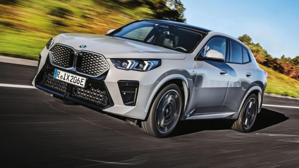 BMW iX2 2025 em movimento.