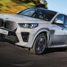 BMW iX2 2025 em movimento.