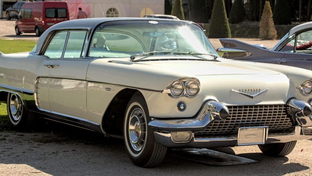 Cadillac Eldorado Brougham branca na diagonal