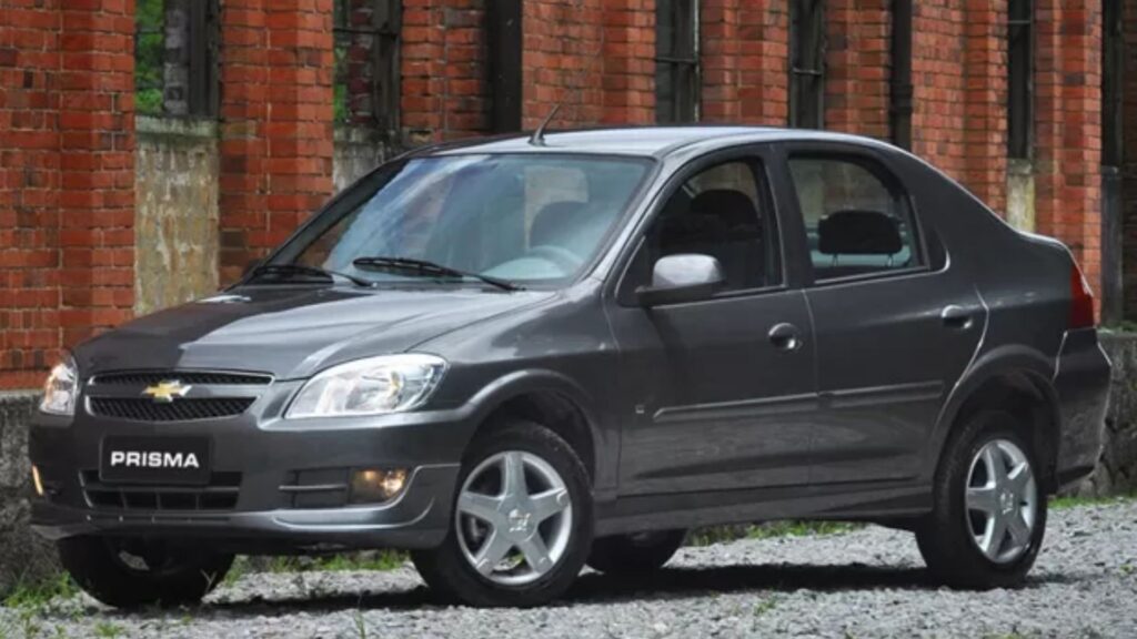 Chevrolet Prisma na diagonal.