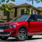 Citroen Aircross 2025 vermelho na diagonal.