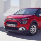 Citroen C3 2025 vermelho na diagonal.