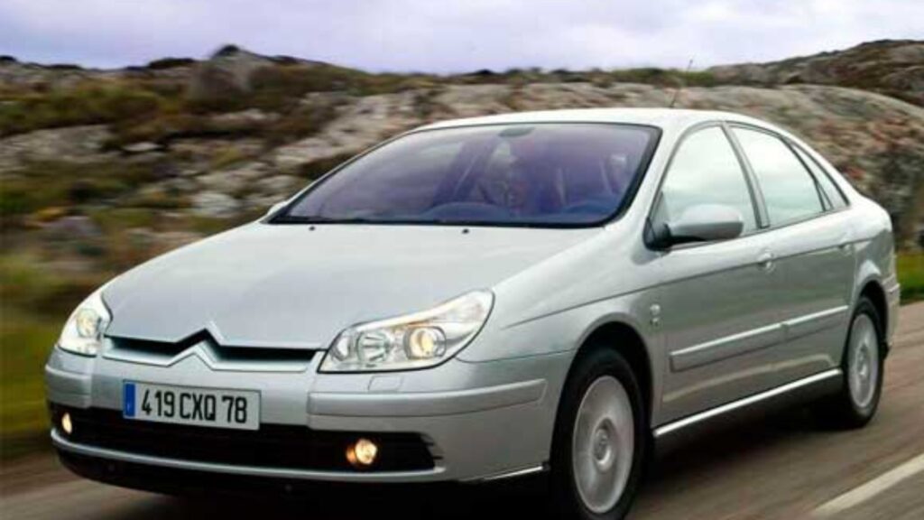 Citroen C5 prata na estrada