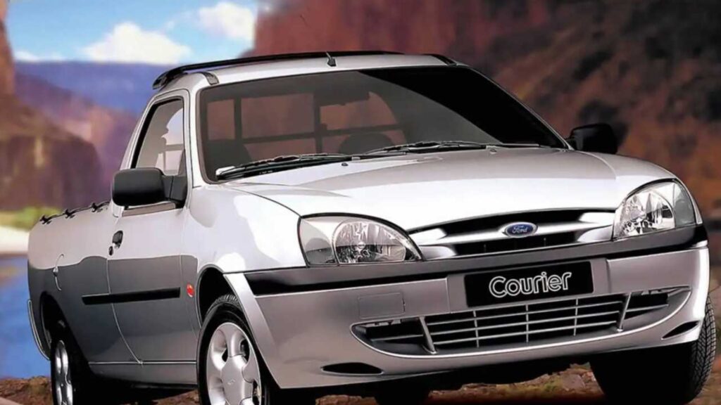 Ford Courrier prata na diagonal.