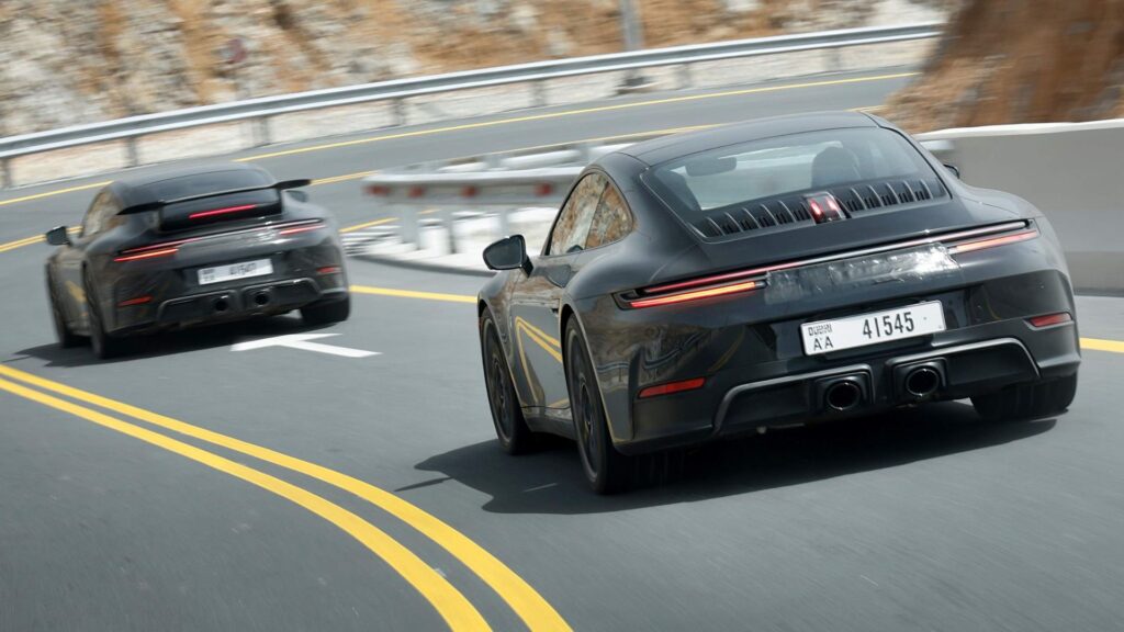 Duas Porsche 911 2025 na estrada