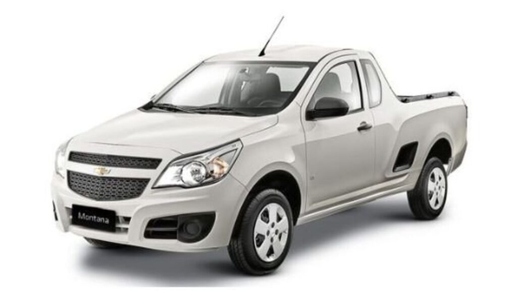 Chevrolet Montana prata na diagonal