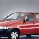 Fiat Palio vermelho em fundo cinza