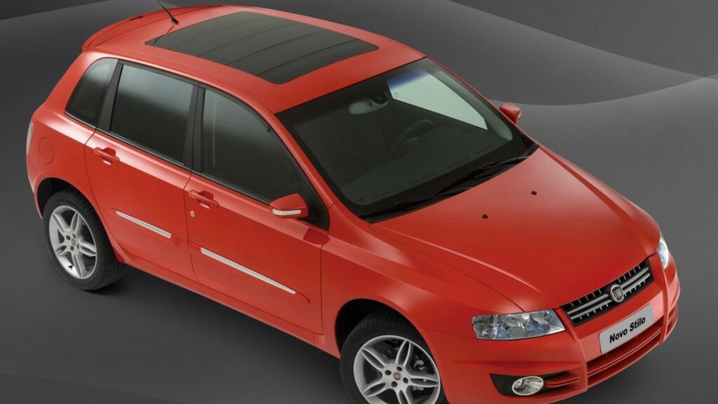 Fiat Stilo Abarth vermelho na diagonal.