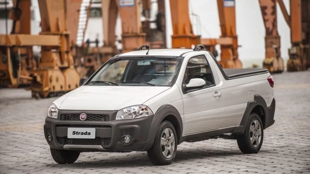 Fiat Strada branca na diagonal