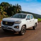 Fiat Titano 2025 branca na estrada.