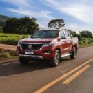 Fiat Titano 2025 vermelha na estrada