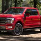 Ford F-150 2025 vermelho na diagonal