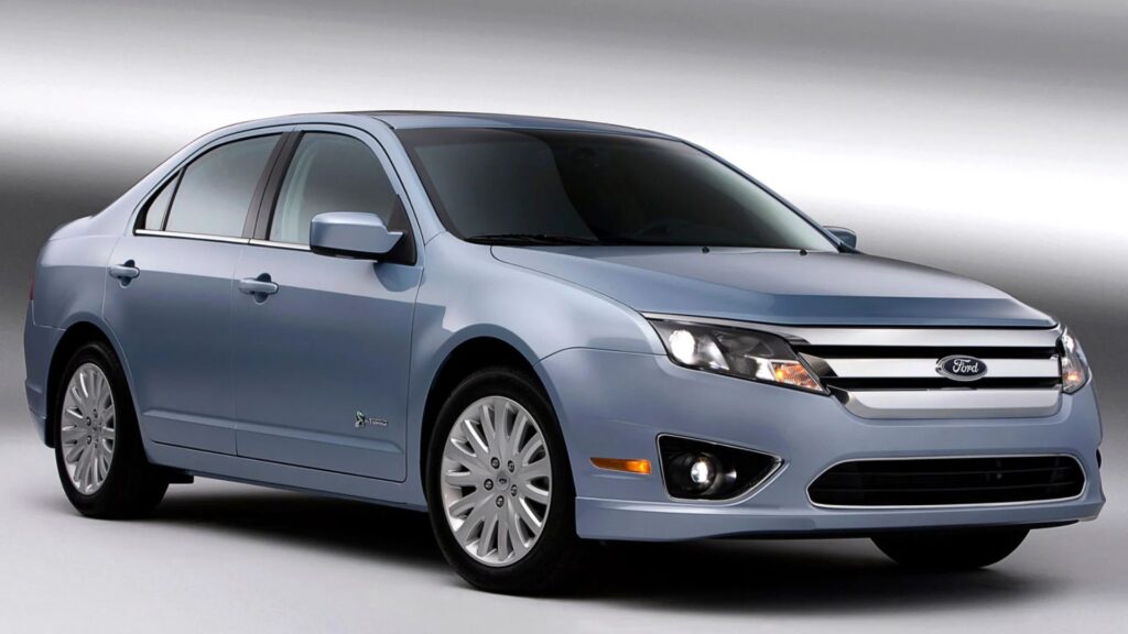 Ford Fusion Híbrido na diagonal