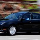 Ford Fusion Híbrido preto na estrada