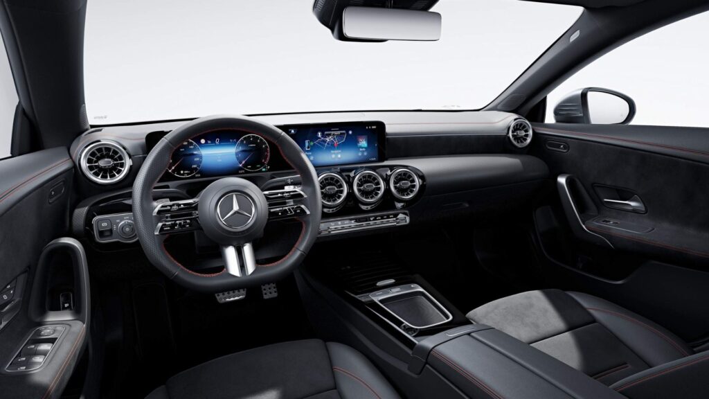 Interna do Mercedes-Benz CLA Coupé 2025.