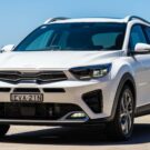Kia Stonic 2025 branco estacionado..