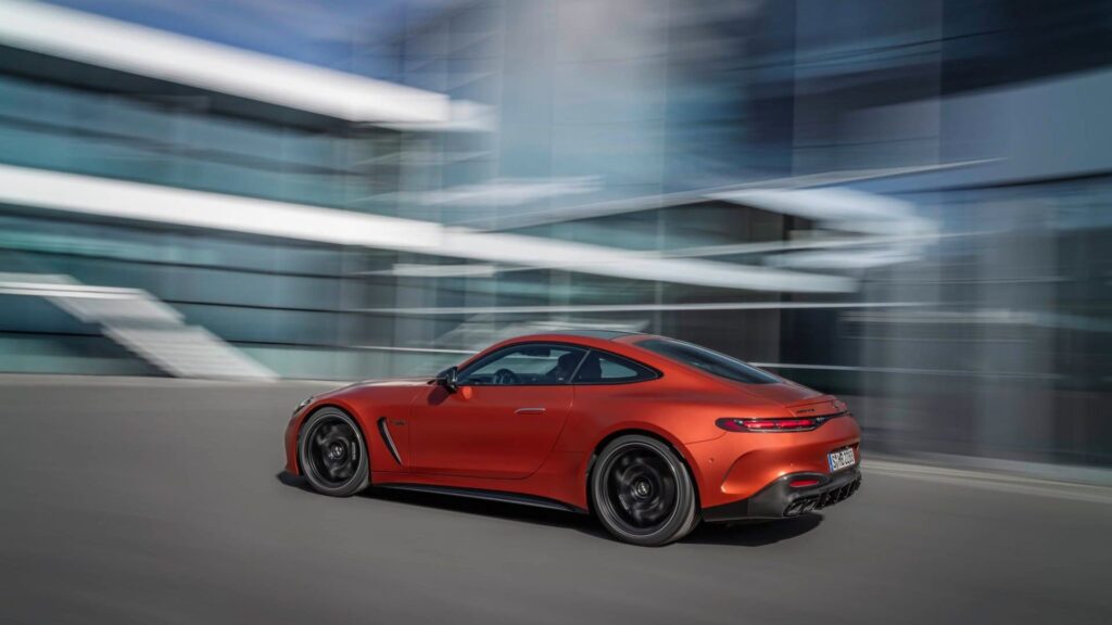 Lateral do Mercedes-AMG GT 2025.