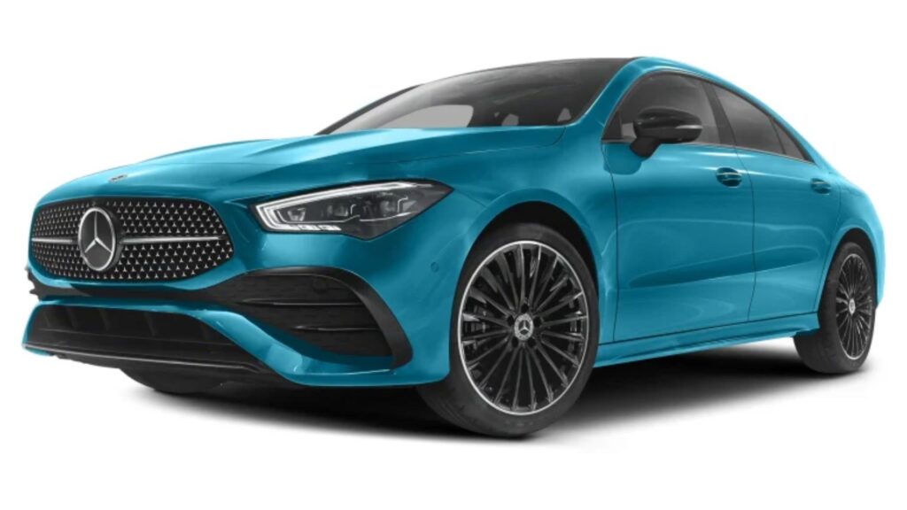 Mercedes-Benz CLA Coupé 2025 verde na diagonal.