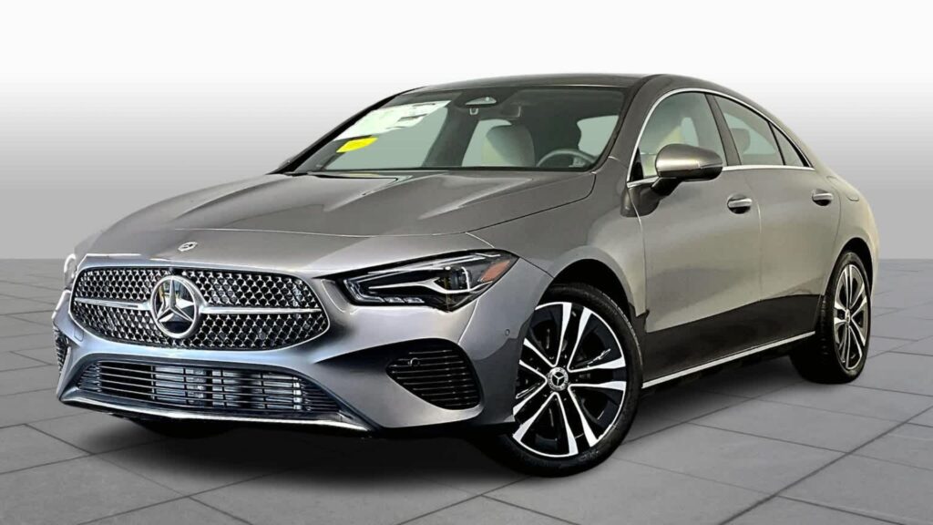 Mercedes-Benz CLA Coupé 2025 prata na diagonal.