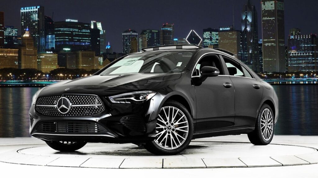 Mercedes-Benz CLA Coupé 2025 preto na diagonal.