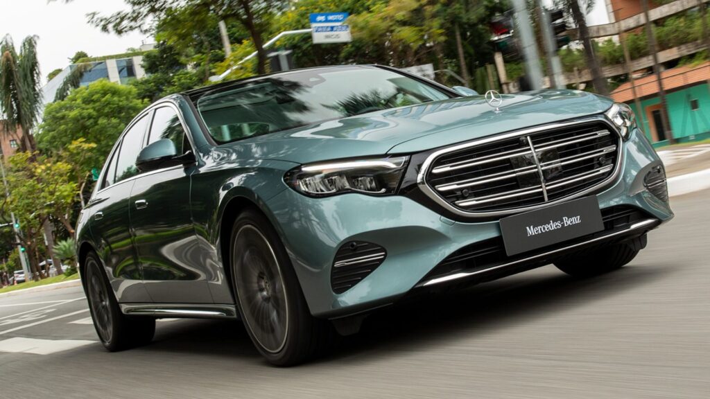 Dianteira do Mercedes-Benz Classe A 2025 em movimento.