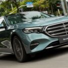 Dianteira do Mercedes-Benz Classe A 2025 em movimento.