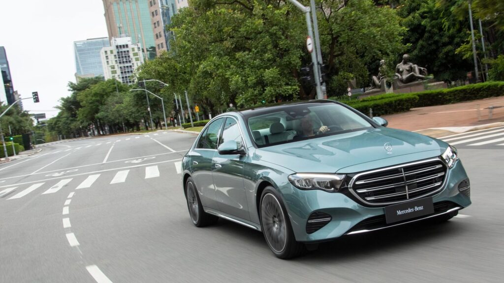 Mercedes-Benz Classe A 2025 na estrada.