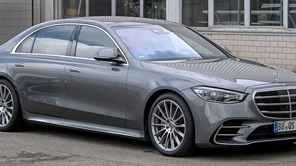 Mercedes-Benz Classe S 2025 na diagonal