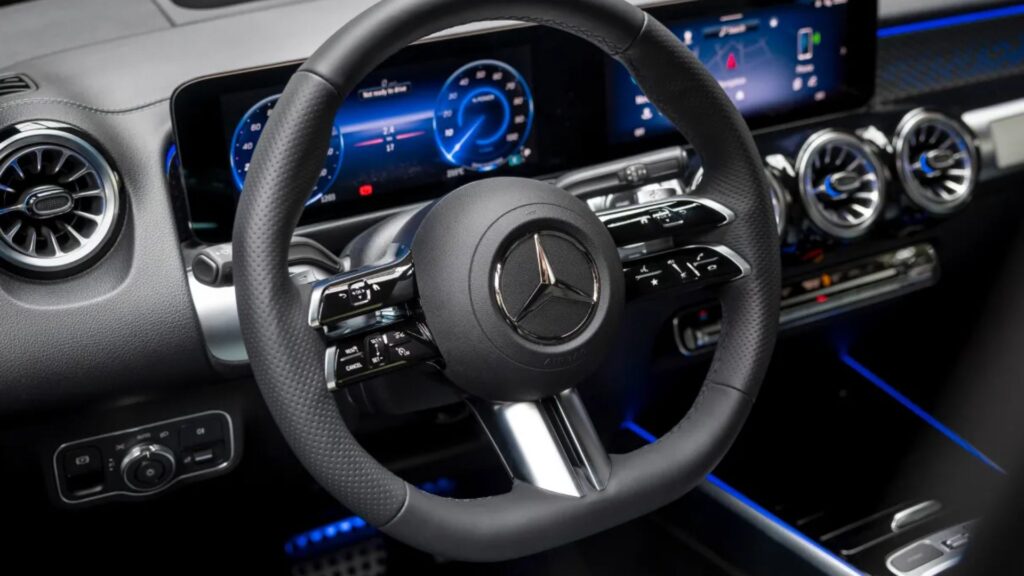 Mercedes-Benz EQA 2025 volante e painel