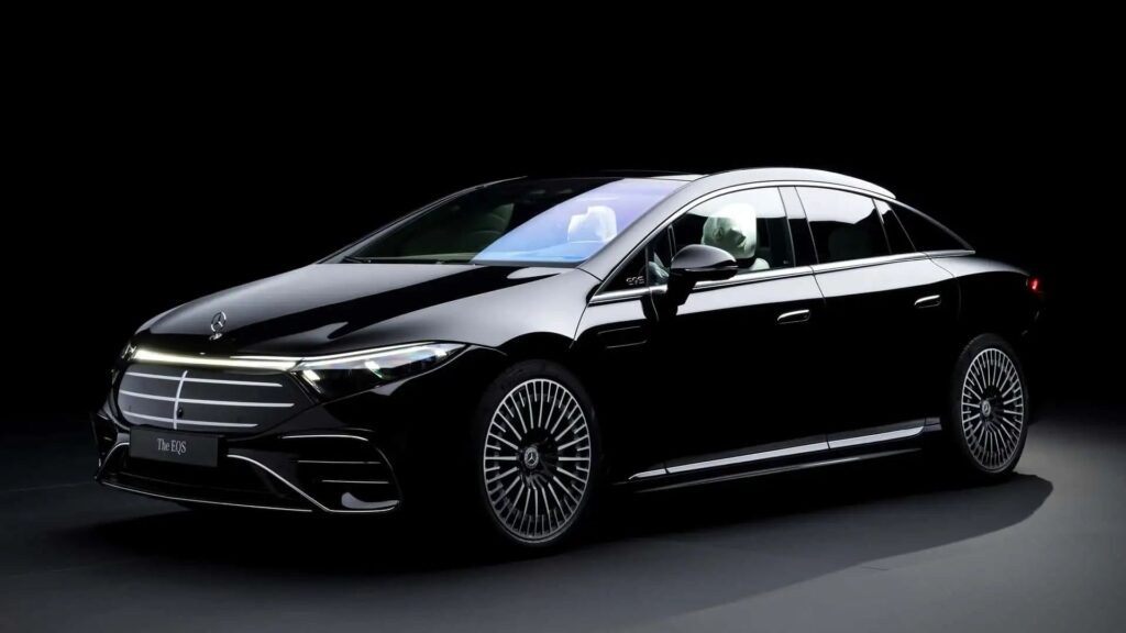 Mercedes-Benz EQE 2025 preto em fundo preto