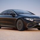 Mercedes-Benz EQE 2025 preto na diagonal