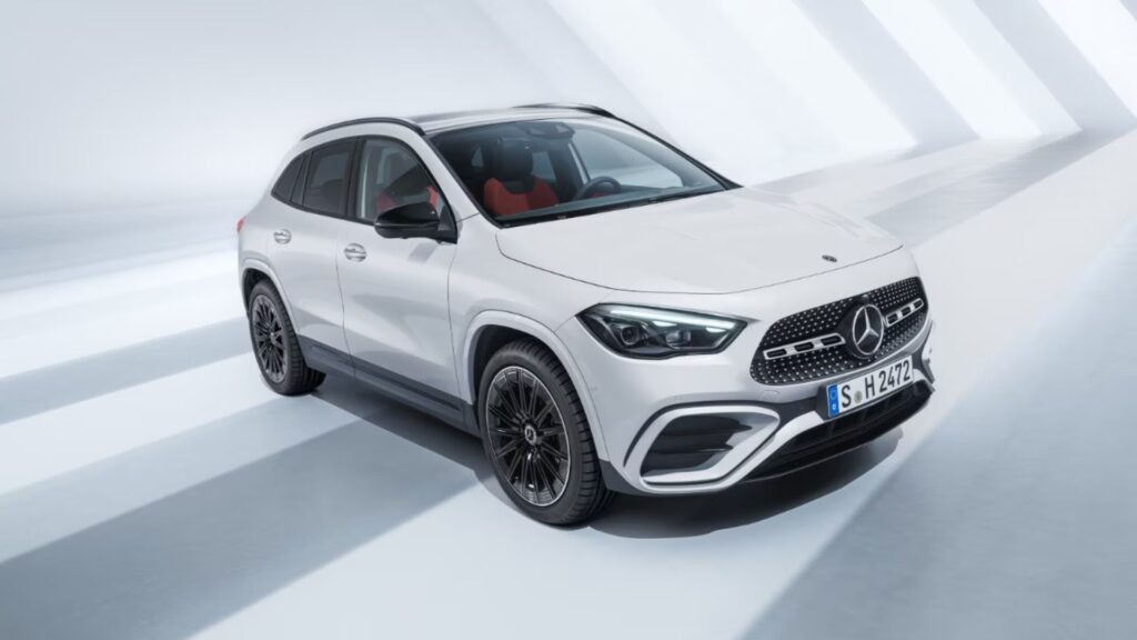 Mercedes-Benz GLA 2025 branco em fundo branco