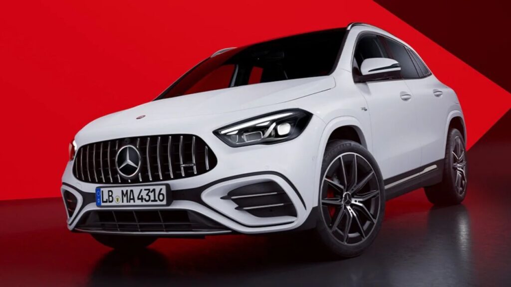 Mercedes-Benz GLA 2025 branco em fundo vermelho 