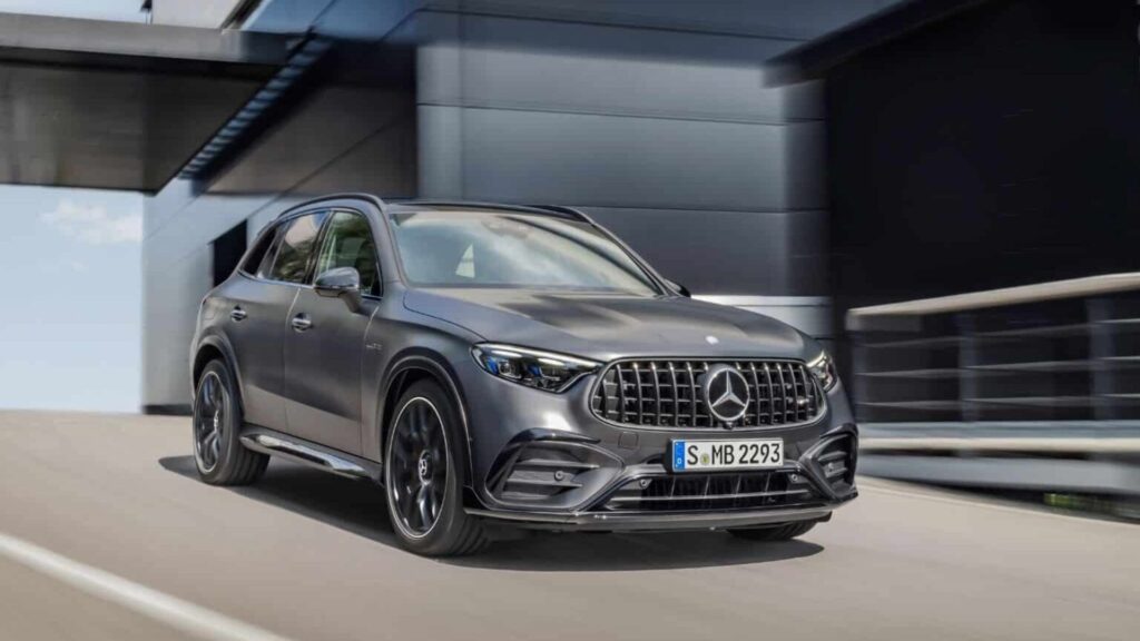 Mercedes-Benz GLC 2025 cinza descendo rampa.