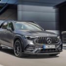 Mercedes-Benz GLC 2025 cinza descendo rampa.